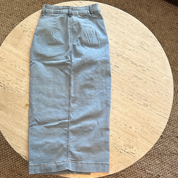 Elegant Denim Button-Down Pencil Skirt - Picture 3 of 4